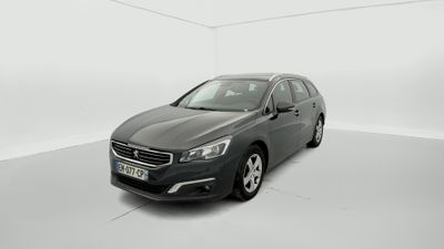 Une voiture grise est garée dans une pièce blanche