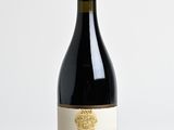 la bouteille de vin est posée sur une table en bois