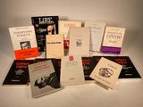 plusieurs livres sont empilés sur une table