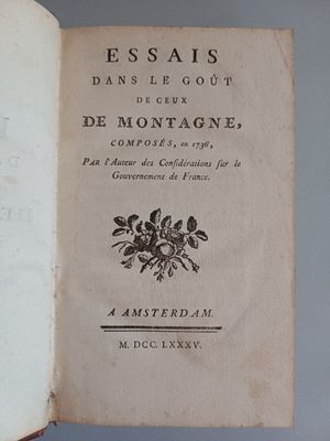quelqu'un tient un livre ouvert à une page où figure une illustration