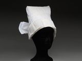 un gros plan d'un chapeau blanc sur une tête de mannequin