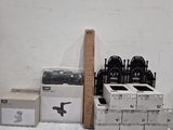 de nombreux cartons, empilés par terre