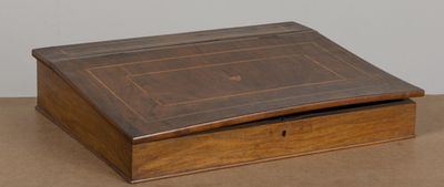 une vieille boîte en bois posée sur une table marron