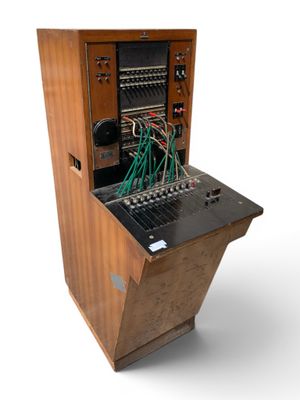 une armoire en bois contenant tout un tas de fils