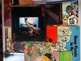 un réfrigérateur sur lequel sont posés de nombreux magazines de toutes sortes