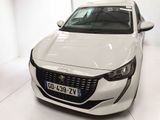 une voiture blanche garée dans une pièce blanche
