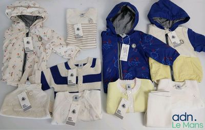 beaucoup de vêtements pour bébés posés sur une table