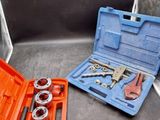 deux outils dans une boîte à outils à l'arrière d'un camion