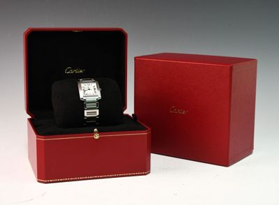 une image représentant une boîte rouge contenant une montre