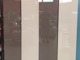 trois réfrigérateurs situés à proximité les uns des autres dans un magasin