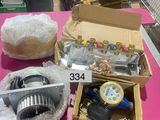 une boîte contenant divers objets posée sur une table rose