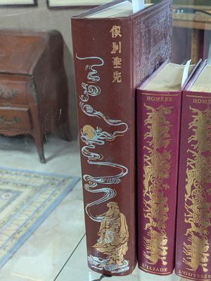 trois livres posés sur une table en verre