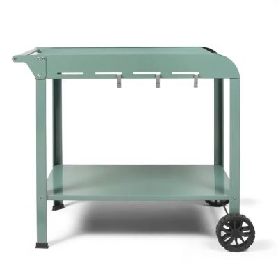 un gros plan d'un chariot vert à roulettes sur fond blanc