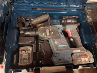 une boîte à outils bleue remplie d'outils, posée sur une table