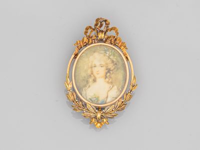un portrait d'une femme en or et émail, dans un cadre orné d'une guirlande