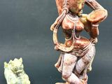 figurine représentant une femme tenant une cruche et un chat