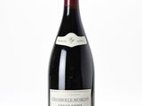 la bouteille de vin est posée sur la table, prête à être consommée
