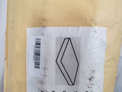 une photo d'un sac de provisions posé sur une table