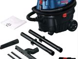 l'aspirateur est utilisé pour nettoyer le sol à l'aide des accessoires