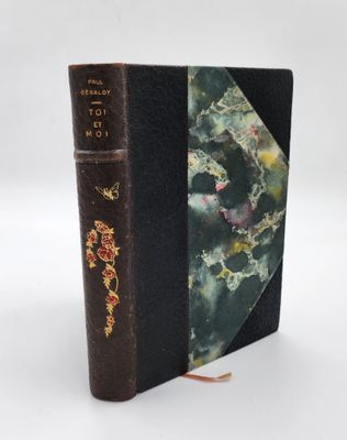un vieux livre à la couverture noire posé sur une table