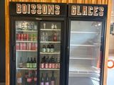 deux glacières remplies de bière dans un magasin