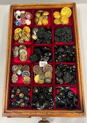 une boîte en bois contenant toutes sortes de boutons