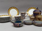 plusieurs assiettes et tasses posées sur une table