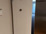 un réfrigérateur dans un coin de la cuisine, dont la porte est ouverte