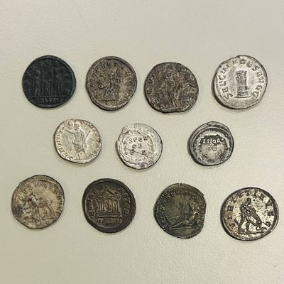 un grand nombre de pièces qui se trouvent sur une surface blanche