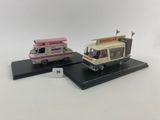 deux véhicules miniatures exposés sur un socle noir