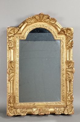 un miroir posé sur une table