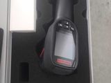 une boîte contenant une télécommande et un téléphone portable