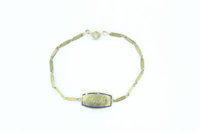une photo d'un bracelet en or orné d'une pierre bleue