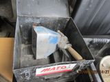 une boîte en métal contenant une pelle, posée sur une table