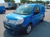 une camionnette bleue garée dans un parking