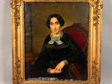 portrait d'une femme en robe noire, assise sur une chaise rouge