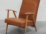 une photo d'un fauteuil en cuir marron avec une structure en bois
