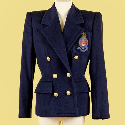 une veste bleue à boutons dorés sur un mannequin, un mannequin, un mannequin, un mannequin, un mannequin, un mannequin, un mannequin, un mannequin