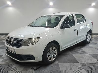 la photo d'une voiture blanche garée dans un garage