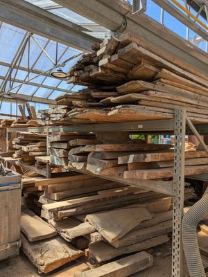 un gros tas de bois au milieu d'une pièce
