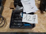 une boîte à outils posée sur une table, avec une étiquette de prix