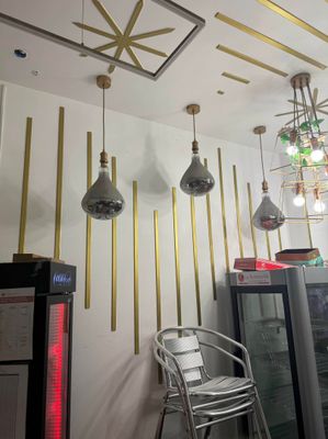 many lights hanging from the ceiling in this room