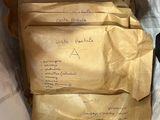 un sac de nourriture posé sur une table