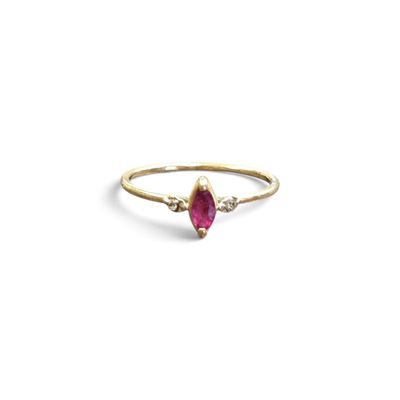 une bague en or sertie d'un rubis et de deux diamants