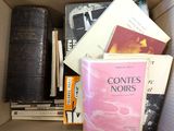 une boîte pleine de livres posée sur une table