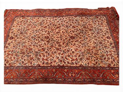 un tapis persan antique avec un motif floral sur fond blanc
