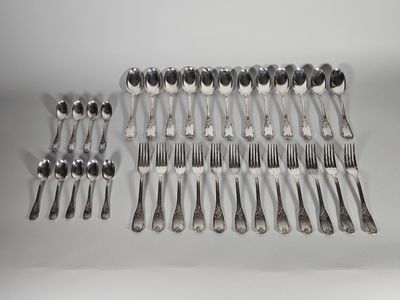 de nombreuses fourchettes et cuillères disposées sur la table