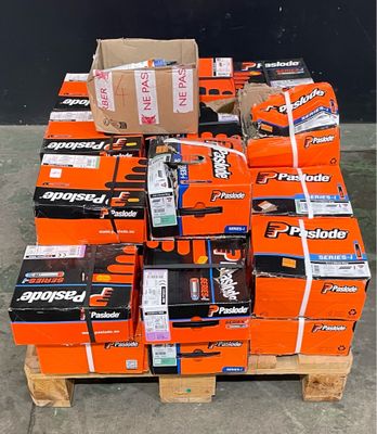 plusieurs cartons contenant des articles divers, empilés sur une palette en bois