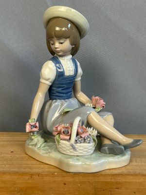 une figurine représentant une fillette assise sur une table