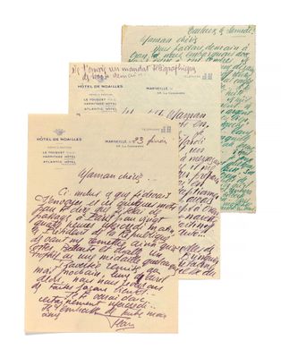 trois vieilles lettres sont posées sur une feuille de papier